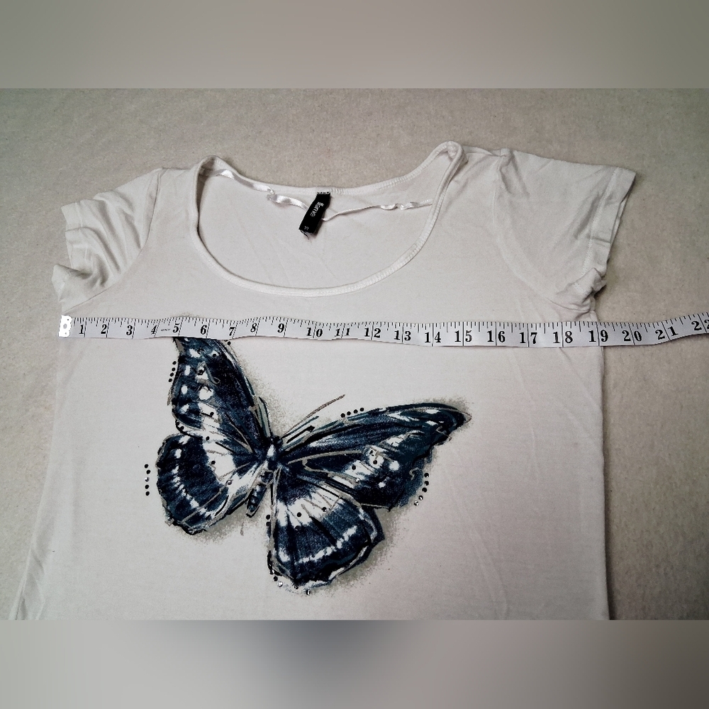 Chic White Butterfly Print Tee - Picture 4 of 5